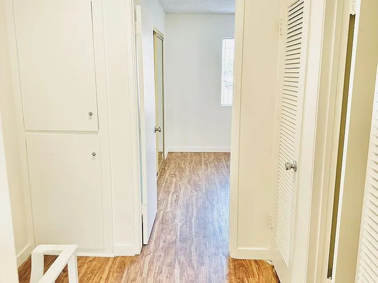 Lynrose Manor Apartments — Photo 10