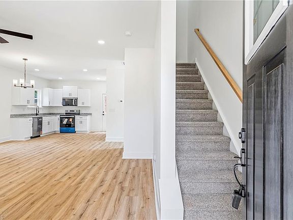 2nd image of 1111 Manly St
