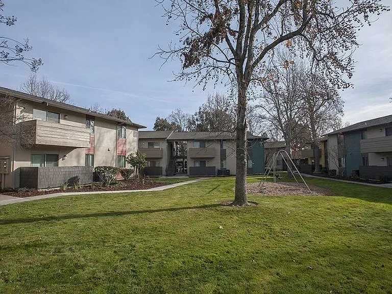 Parkwood Apartments — Photo 16