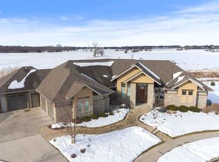 5733 N Summerland Ct, Appleton, WI 54913