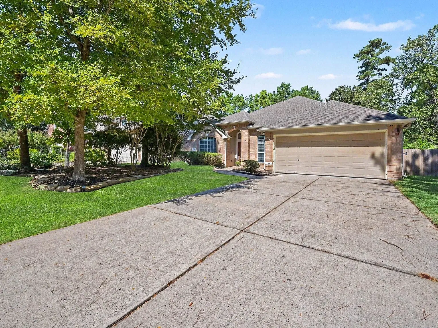 4 bed, 2.0 bath, 2400 sqft, $2,650 — Photo 2