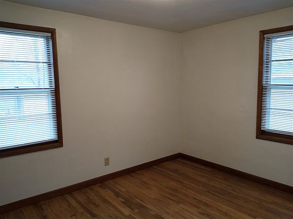 5th image of 810 E 3rd St