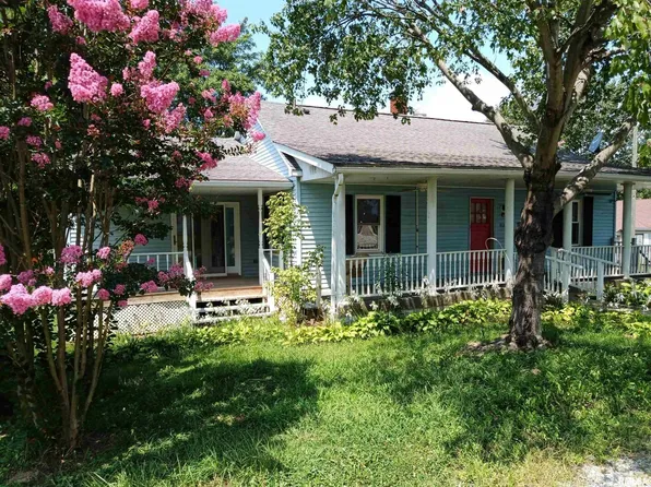 825 3rd St, Rosiclare, IL 62982