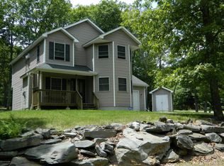 2298 Chatham Ct, Bushkill, PA 18324