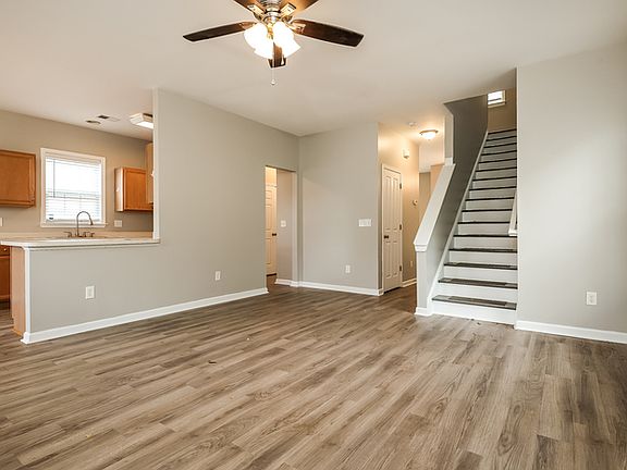 4th image of 301 Pimpernel St