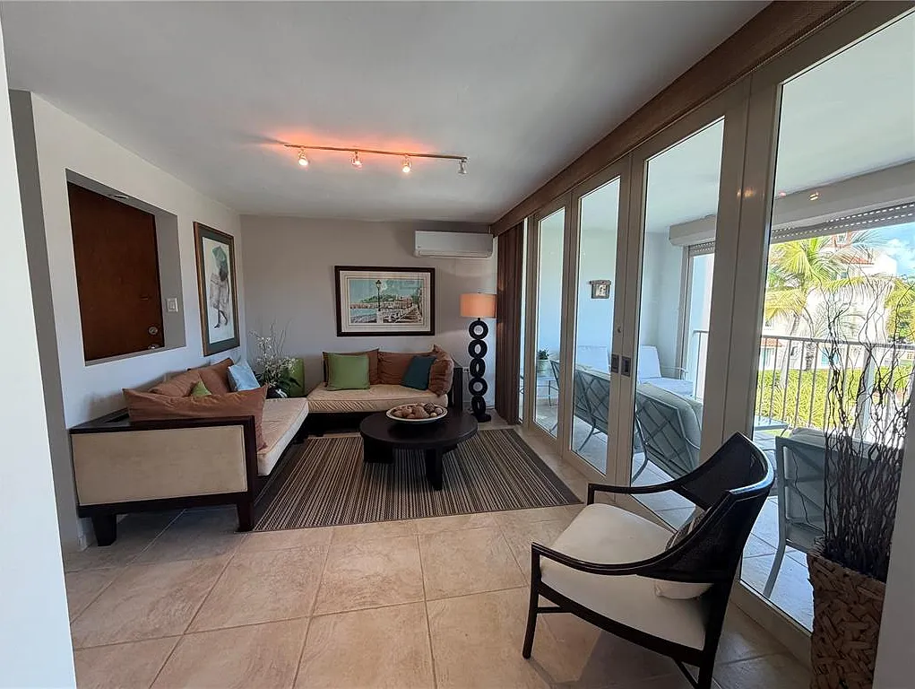 3 bed, 2.0 bath, $2,900 — Photo 2