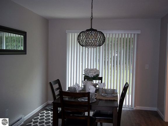 5th image of 550 Janet St