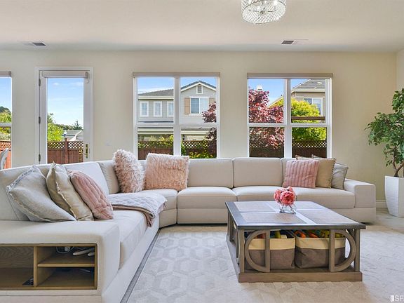 3rd image of 213 Outlook Heights Ct