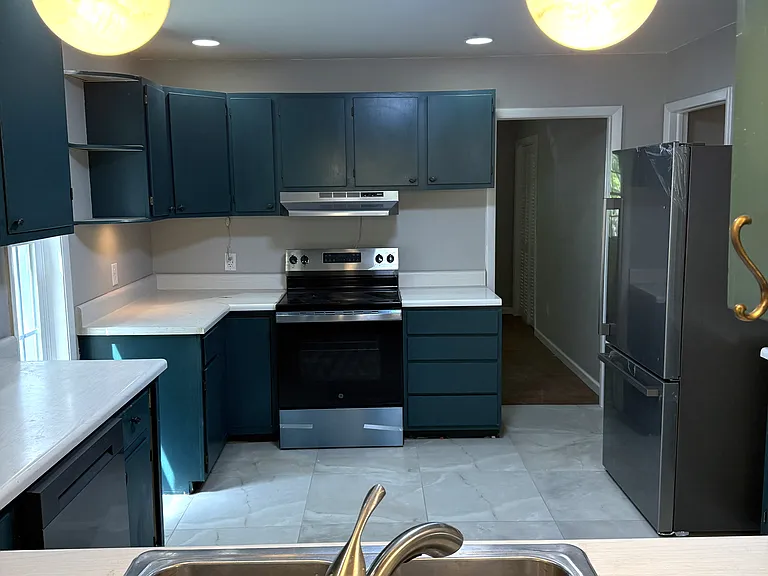 Refrigerator w/freezer drawer on bottom (easy pull out and good storage)