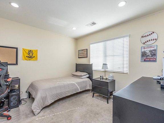 2nd image of 435 N Placer Privado