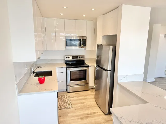 Fully Remodeled Kitchen and Bathroom!