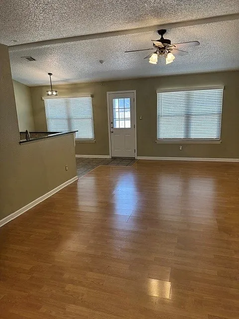 Real nice 3 bed 2 bath home for lease!! — Photo 3