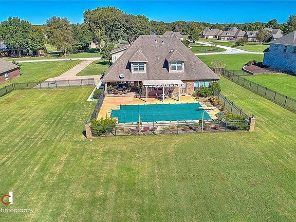 4th image of 2398 Marylane Dr