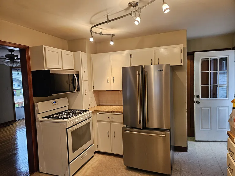 136 Charles Ave — Photo 3