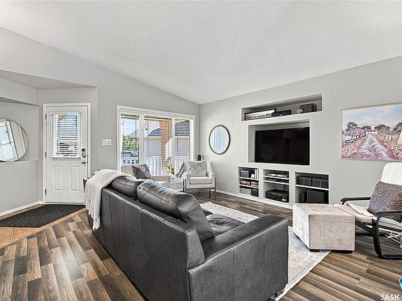 5th image of 3934 Robin Place E
