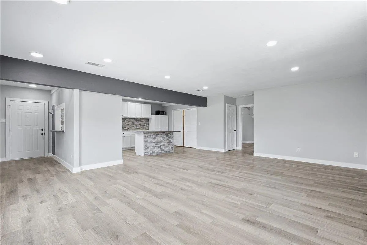 2 bed, 2501 sqft, $1,300 — Photo 2