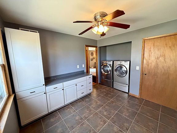 4th image of 907 N Elm St
