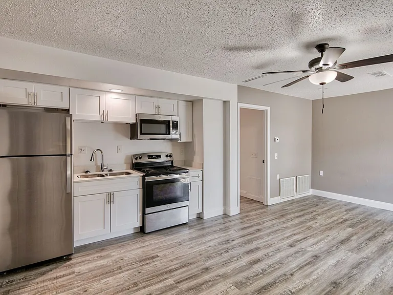4700 King St — Photo 38
