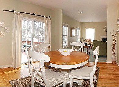 BREAKFAST EATING AREA