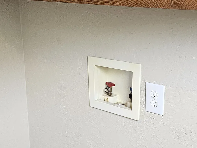 washer and dryer hook-ups