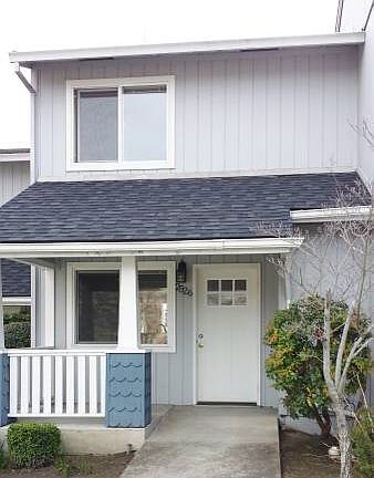 2nd image of 2526 Siskiyou Blvd