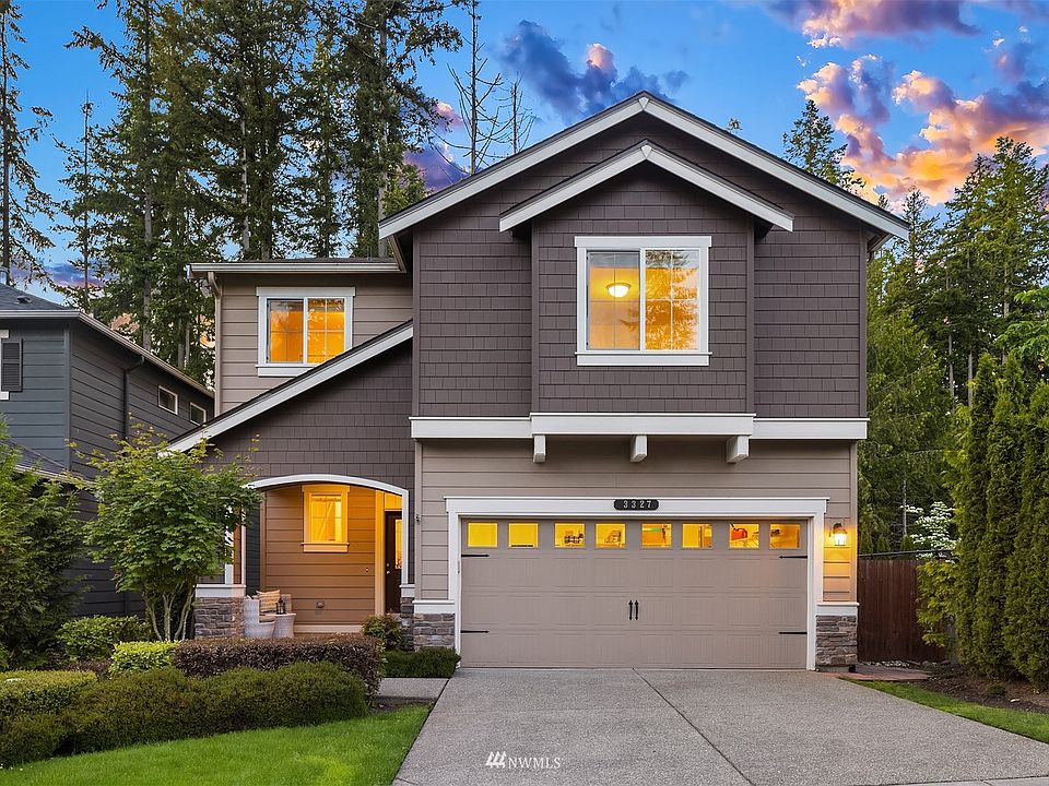 2015 DR Horton resale in sought after Trail Ridge Heights. Close to everything, walking distance from schools, private. Room for everyone in this 5 beds/3.5 baths + Bonus + Rec room!