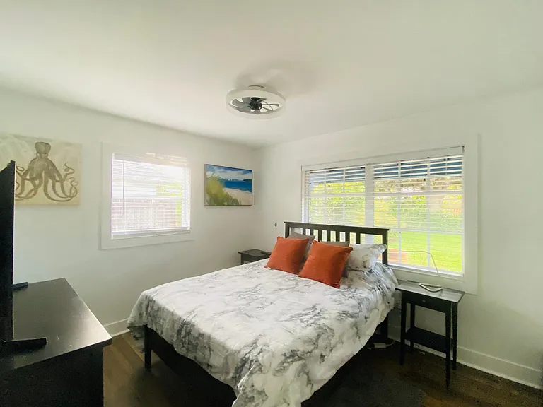 Main bedroom, queen bed