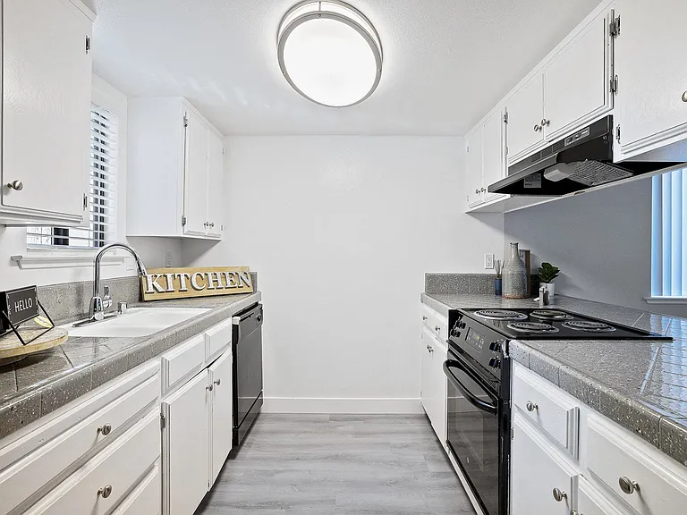Riverwoods Apartments — Photo 3