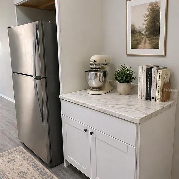 190 W Ventris Ave — Photo 4