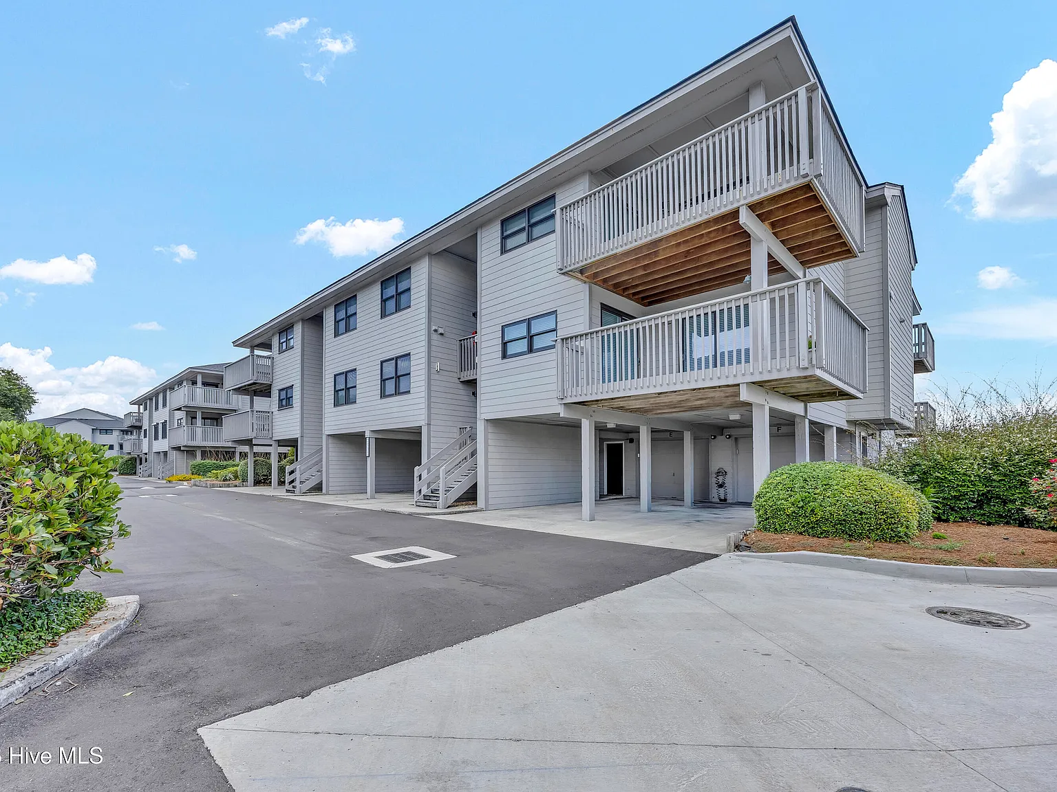 3 bed, 3.0 bath, $5,000 — Photo 1