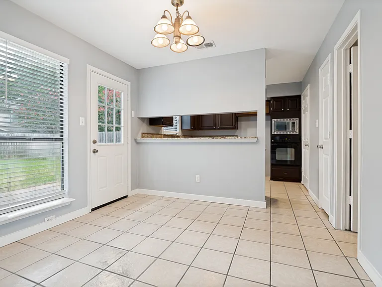 2844 Linden Ln — Photo 9