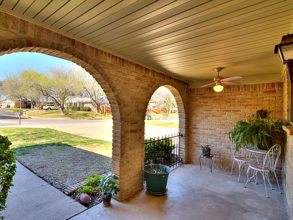 3rd image of 301 S Lake Creek Dr