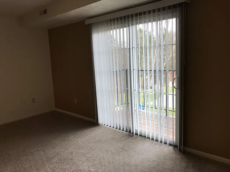 Royal Manor Apartments — Photo 6