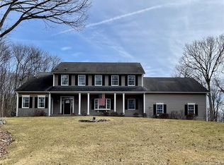 10 Pinewood Dr, New Fairfield, CT 06812