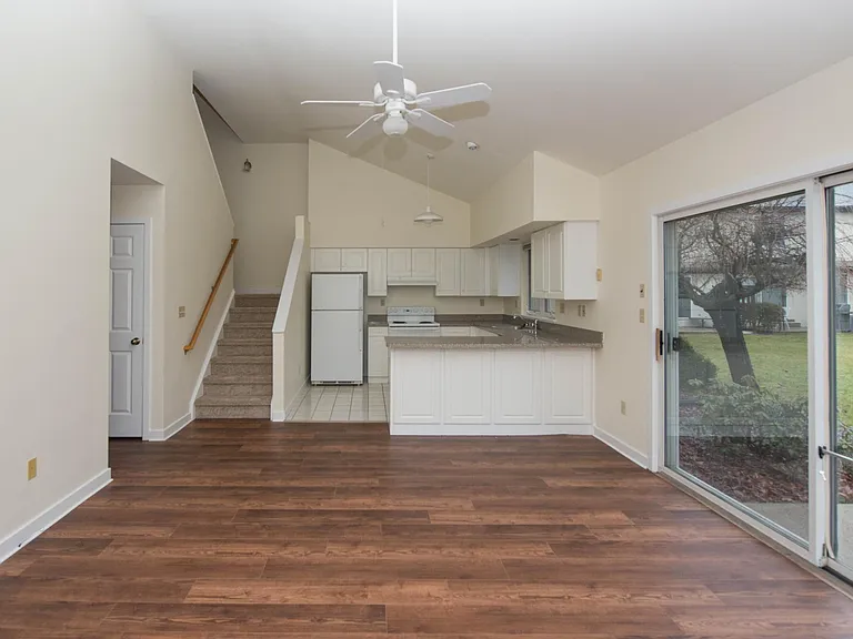 Rosewood Condominiums — Photo 8