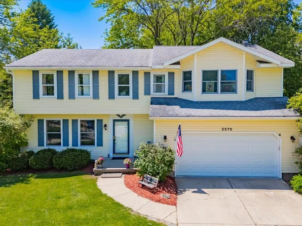 2570 Roanoke Cir, Fitchburg, WI 53719