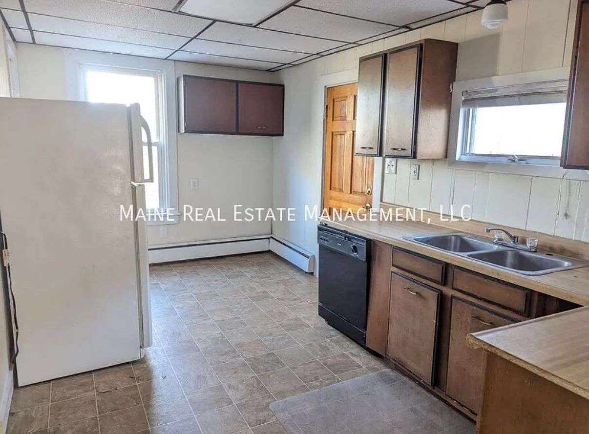 3 bed, 1200 sqft, $1,800 — Photo 3