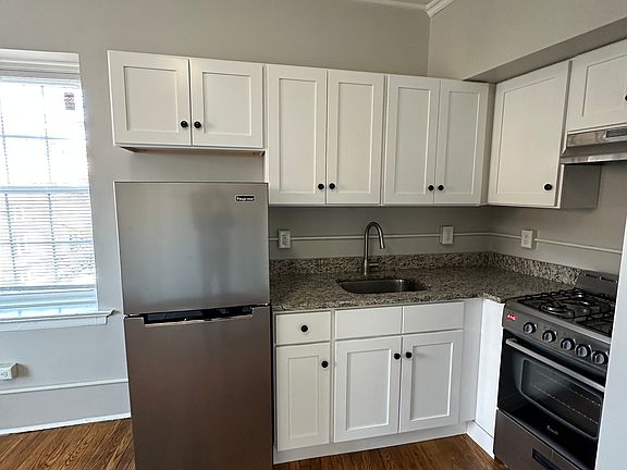 2nd image of 1176 Chapel St #303C