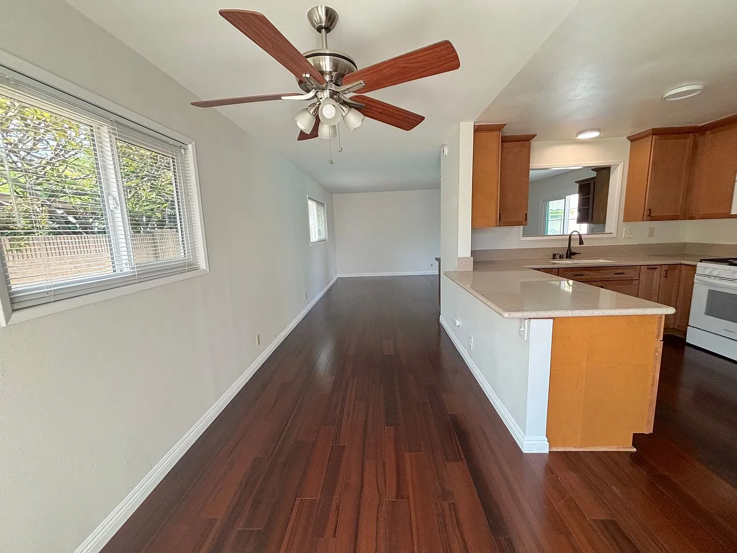 Beautiful West Garden Grove 4 bedroom home in Eastgate Park Neighborhood — Photo 4