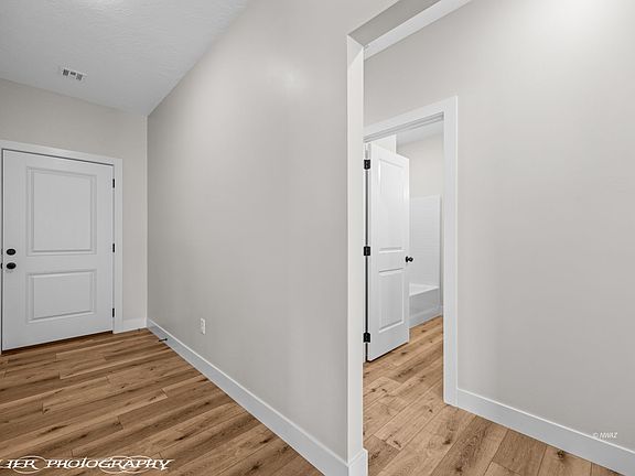 4th image of 559 E Colt Ln