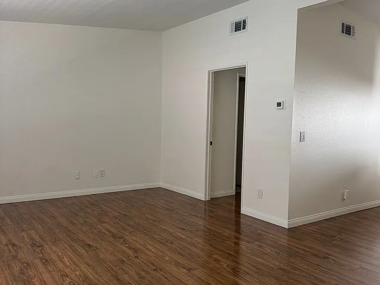 5250 Bellingham Ave — Photo 3