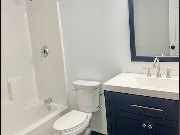 3rd image of 548 Roosevelt Ave Unit 5