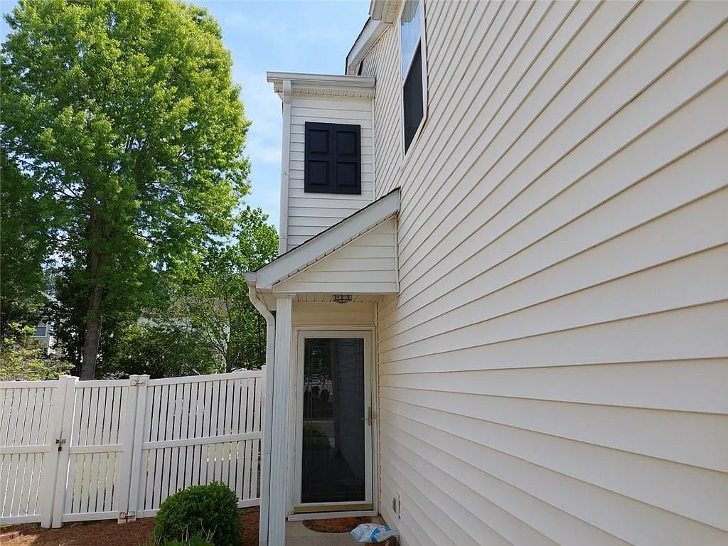 3 bed, 2.5 bath, 1328 sqft, $2,400 — Photo 4