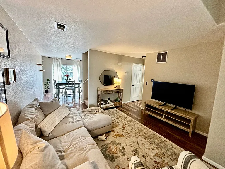 802 Waterglen Dr #D18 — Photo 3