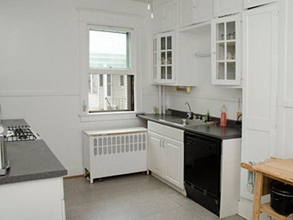 3rd image of 374 Morris St Floor 1
