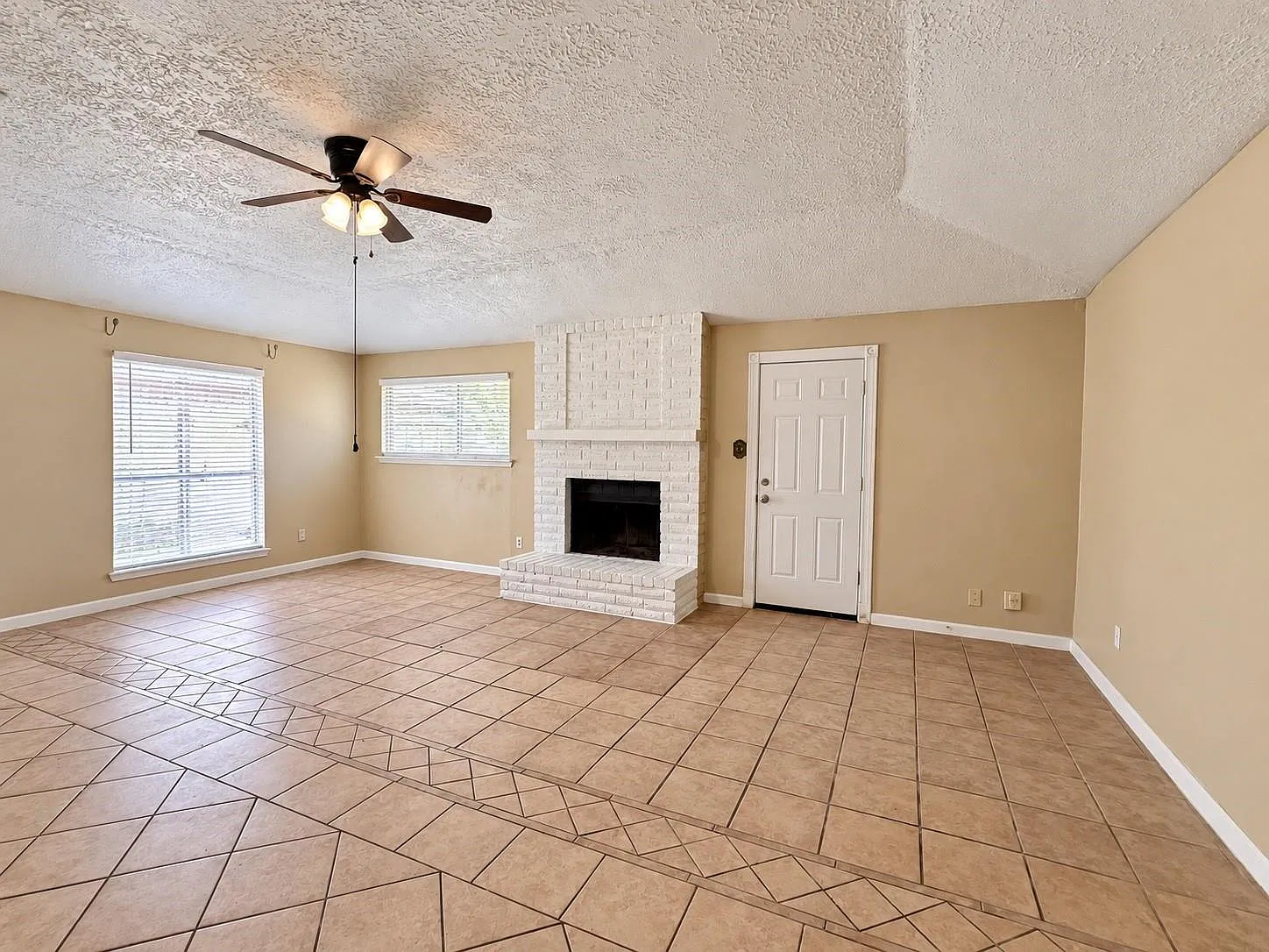 4 bed, 2.0 bath, 2001 sqft, $1,800 — Photo 3