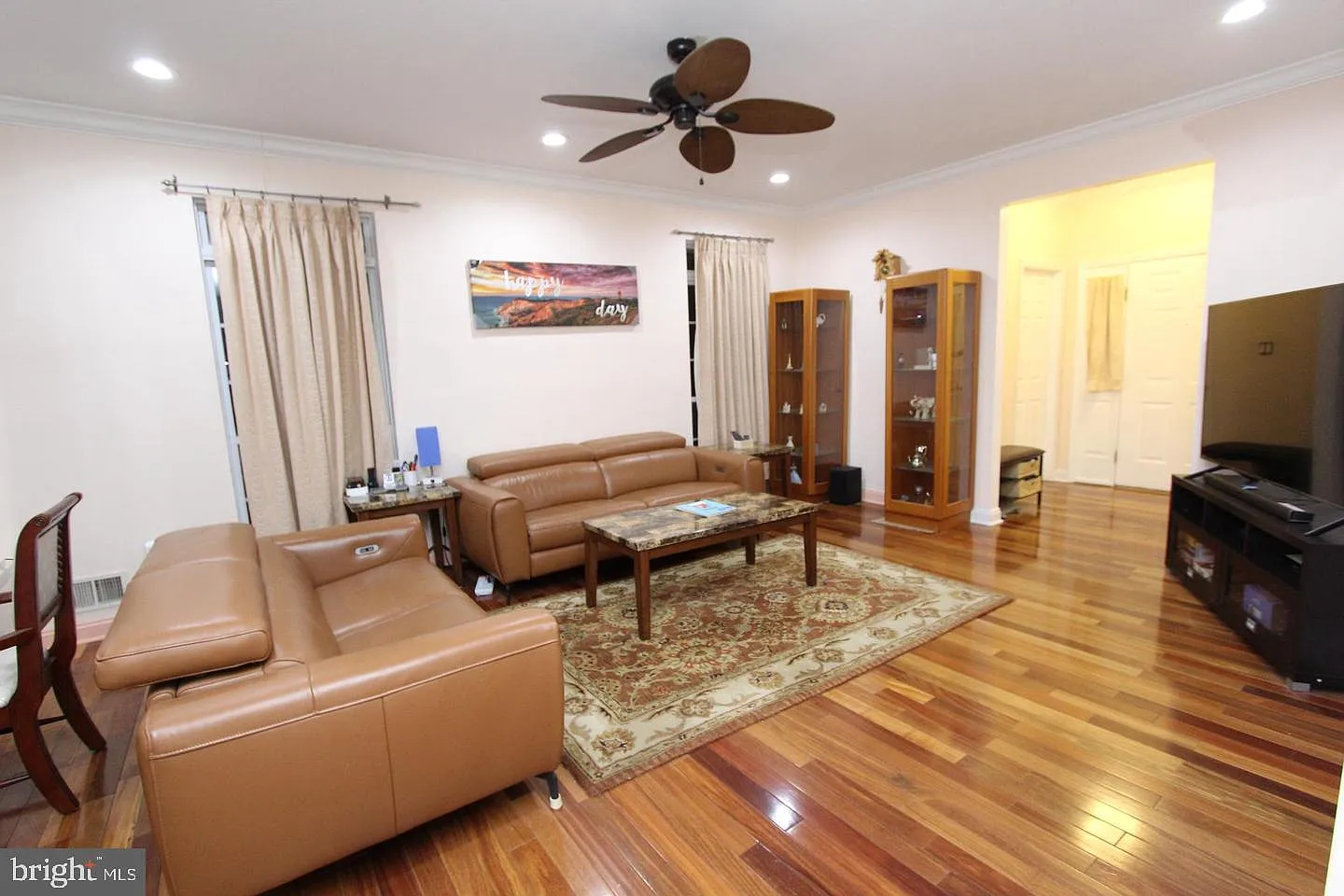 4 bed, 2.5 bath, 2262 sqft, $4,900 — Photo 4