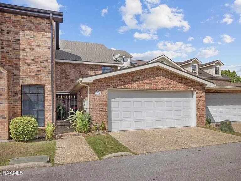104 Ambiance Cir — Photo 2
