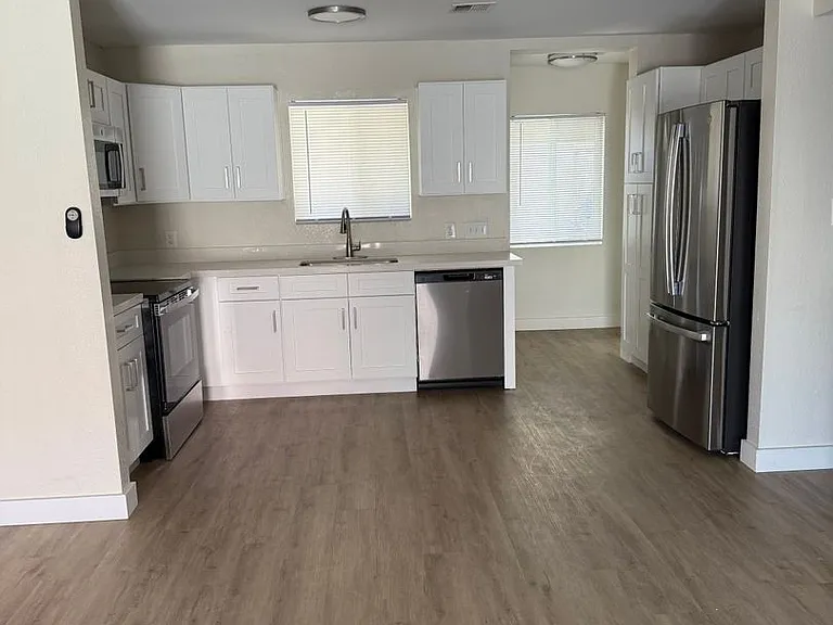 3046 N 24th Dr — Photo 16