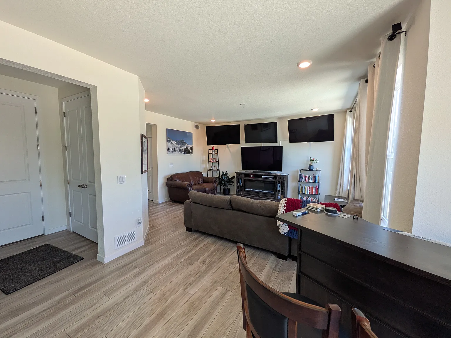 3 bed, 2.5 bath, 2752 sqft, $2,940 — Photo 3